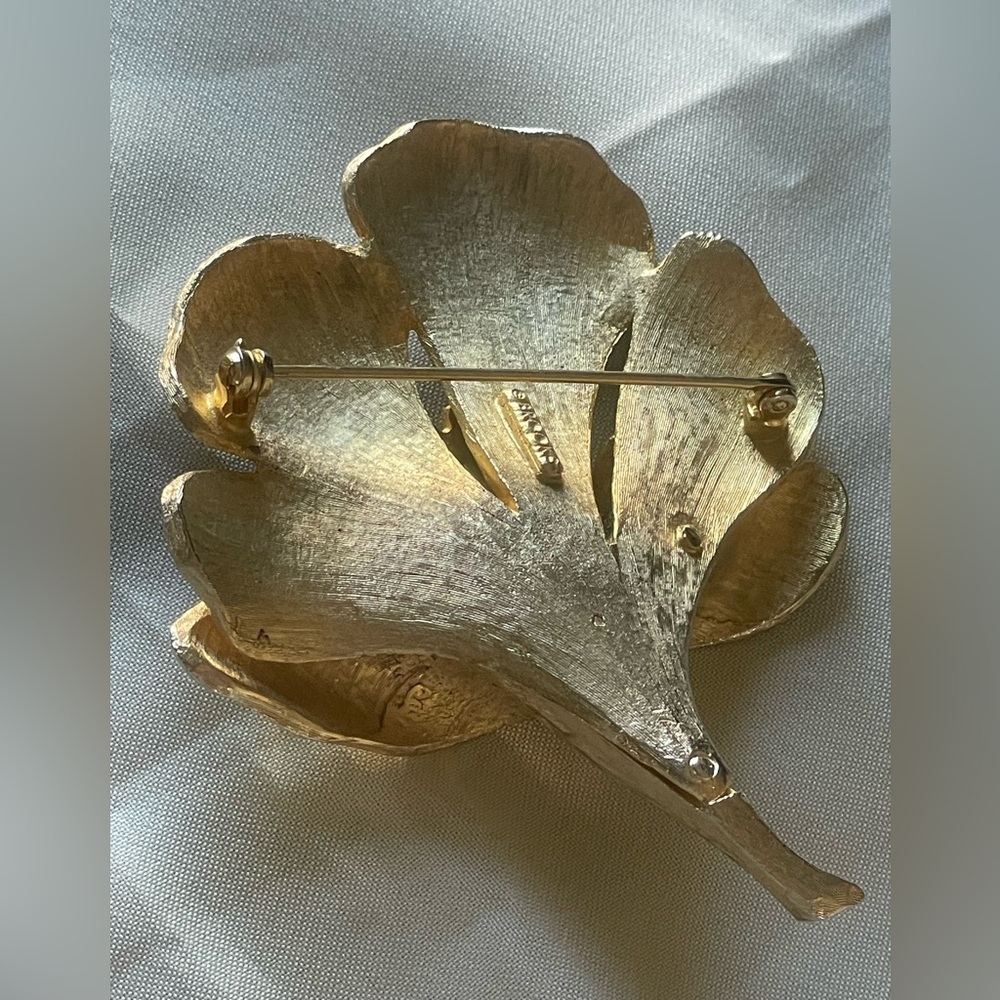 Vintage Brooks Two-Tone Floral Brooch | Sculptural Gold Tone Pin - Picture 7 of 9